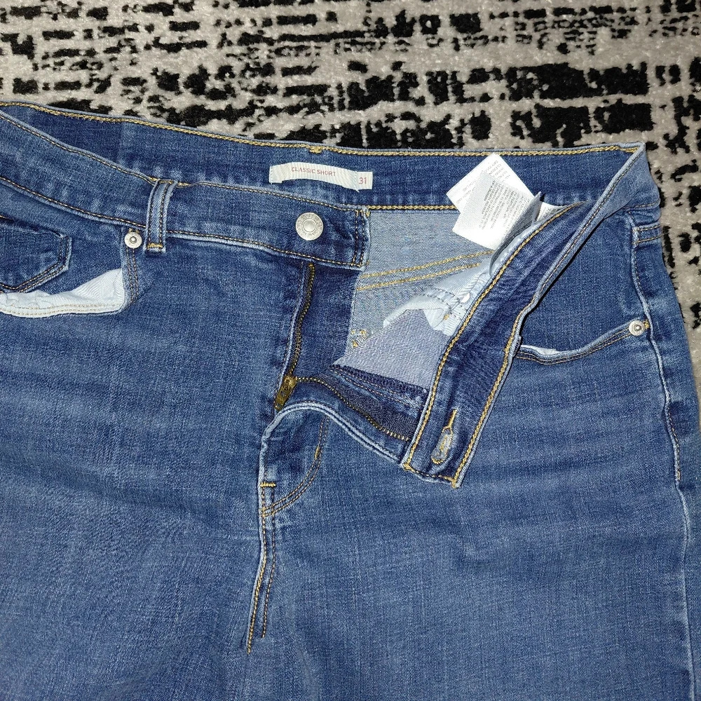Levi’s Classic Blue Denim Shorts Size 31 High Rise Mom Shorts Mid Length
